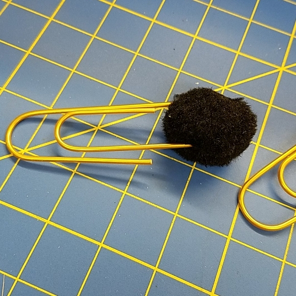 Set of 3 Puff Ball Oversized Paper Gold Tone 5" Clips - Picture 4 of 4